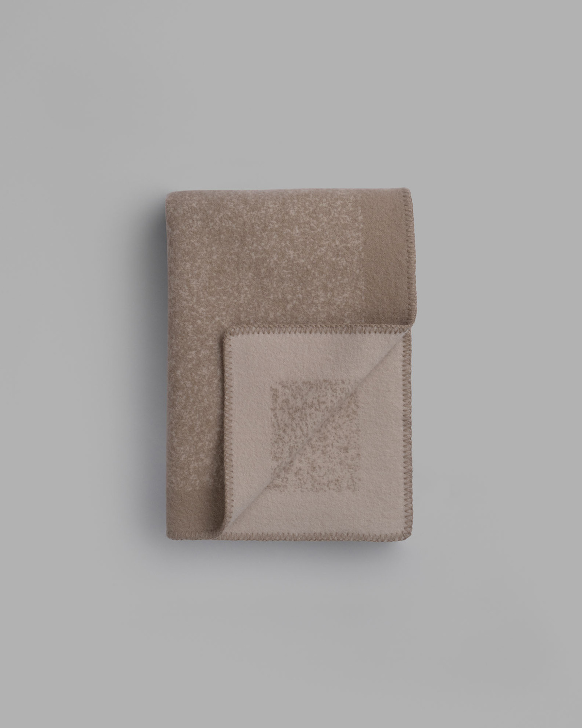짙은 회색 톤의 Røros Tweed Mineral 울 블랭킷